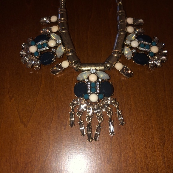 Gorgeous Spring Street statement necklace - Picture 3 of 4